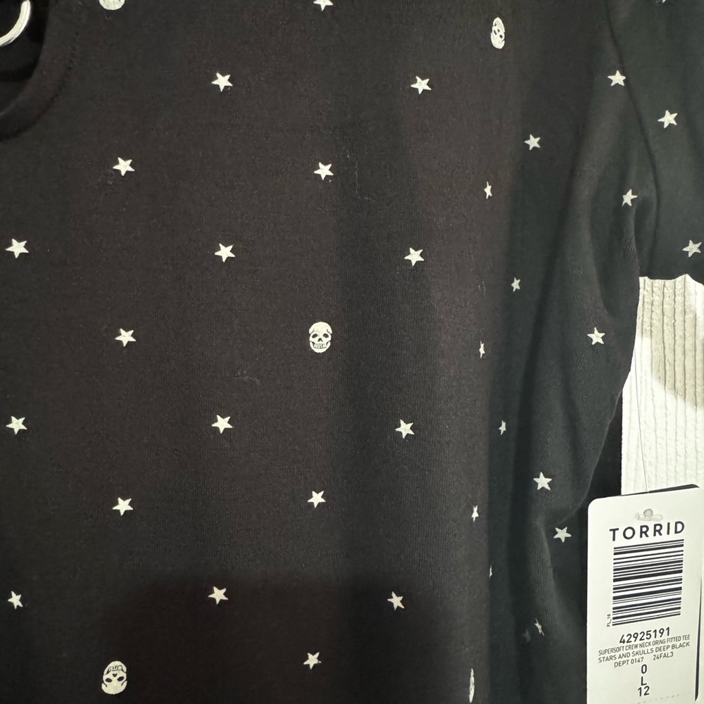 Torrid Short Sleeve Top w/skulls and stars - Picture 2 of 2